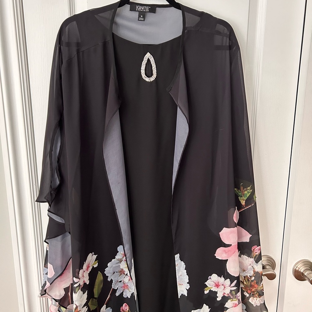 Beautiful women’s dress and top set, size 14 and excellent condition.